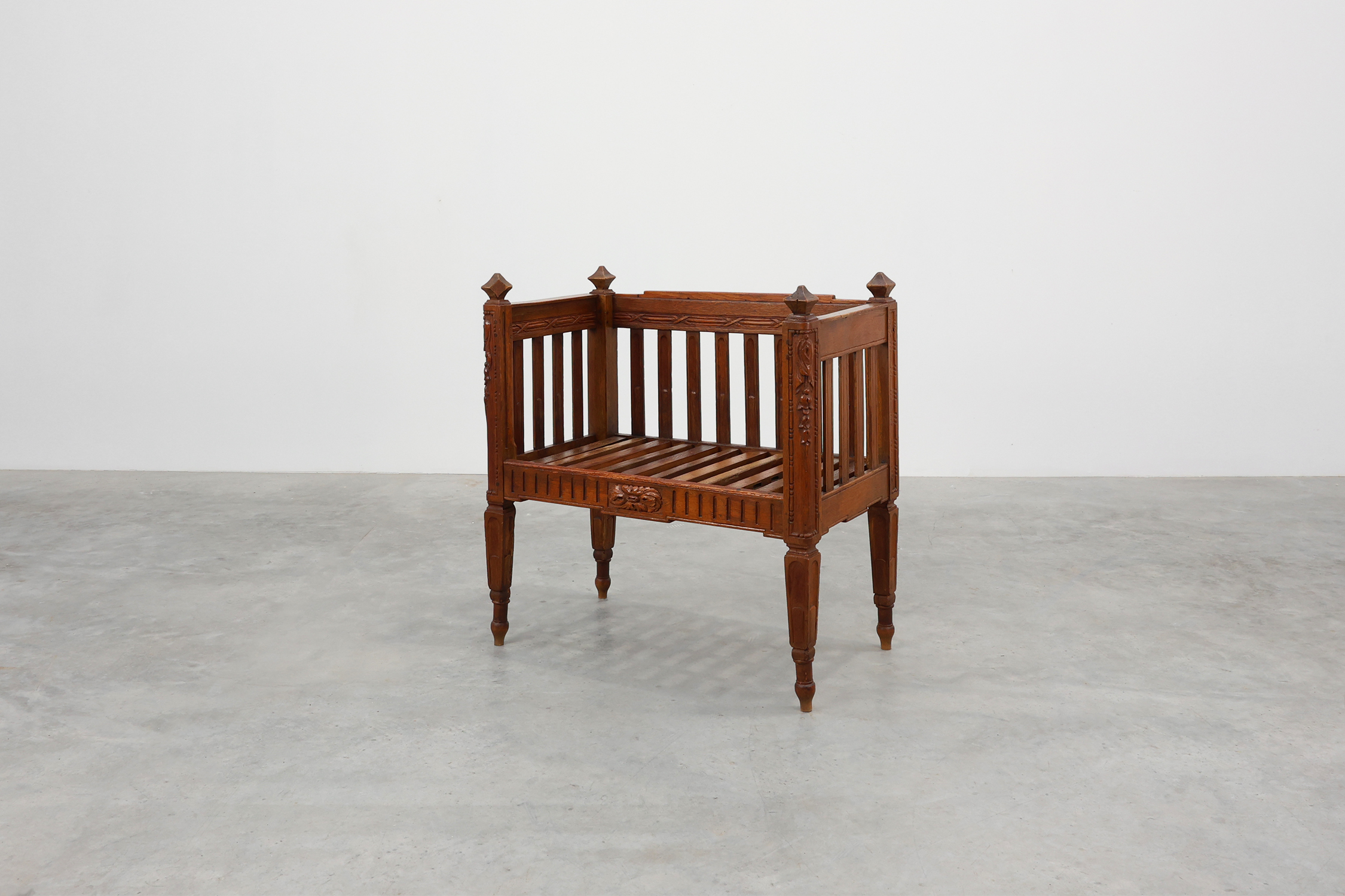 Large Arts & Crafts oak side chair, Belgium ca. 1915 thumbnail